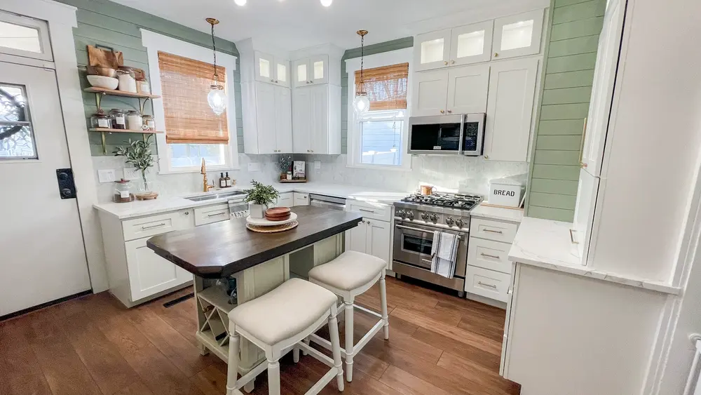 White Shaker kitchen cabinets delivered free in Hamilton, Ontario by RTA Cabinets Canada
