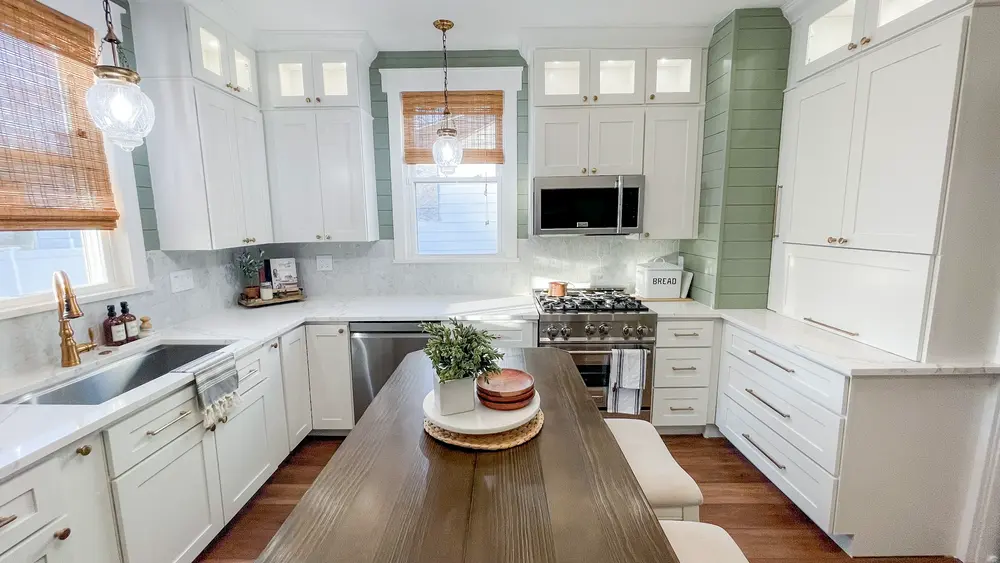 White Shaker kitchen cabinets delivered free in St. Thomas, Ontario by RTA Cabinets Canada