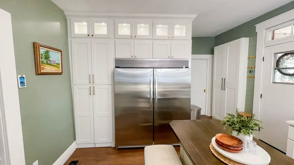 White Shaker kitchen island with seating - RTA Cabinets Canada